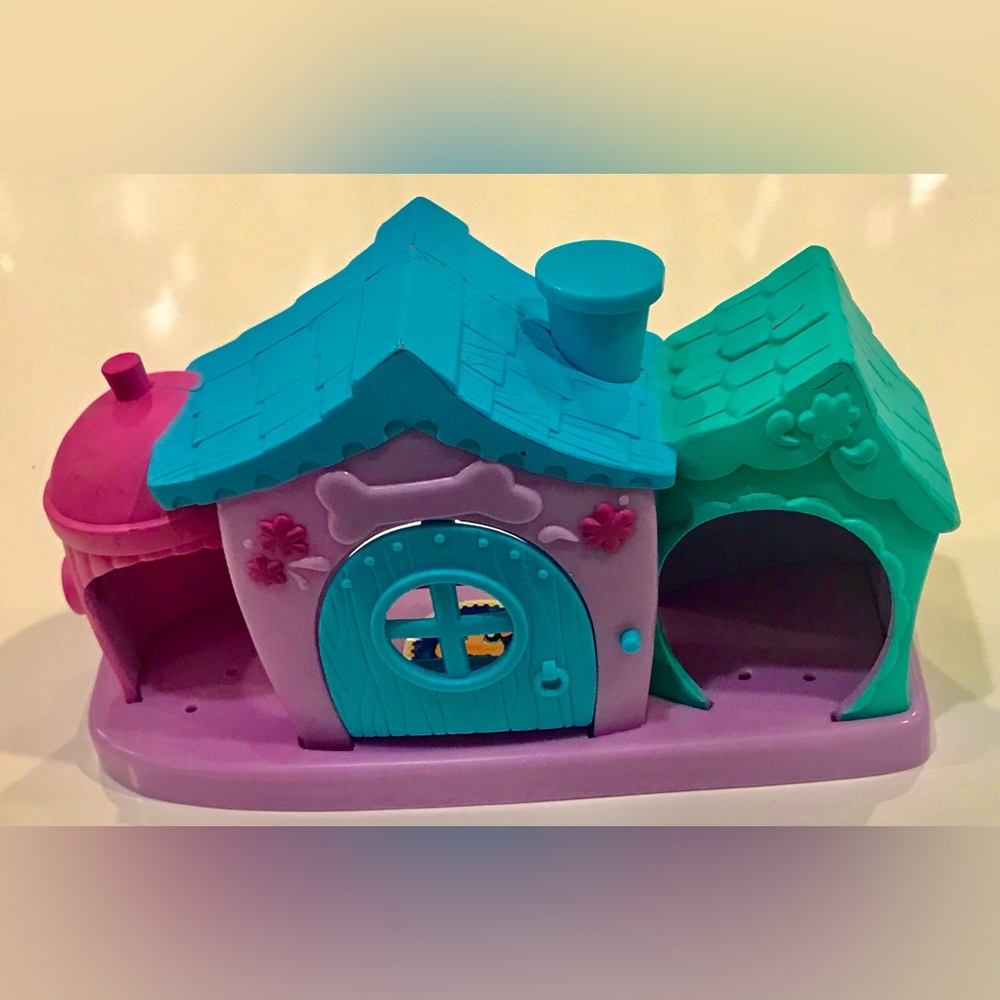 Littlest Pet Shop Dog House with Opening Door Feature, Released in 2004